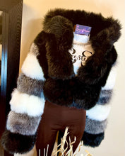 Load image into Gallery viewer, Turning All Heads